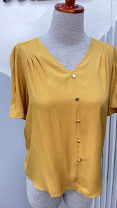 [Voucher 15% MOV 199K cap 100K  Áo sơ mi nữ vàng lụa ngắn tay HeraDG thiết kế cổ tim xếp ly cách điệu cúc trang trí SAKBC2063