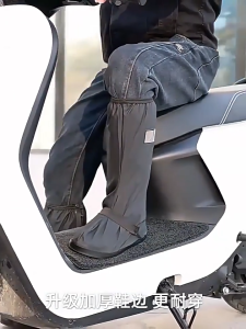 KOJIMA ผ้าคลุมรองเท้า กันน้ำ กันฝน กันลื่น ซิลิโคนอ่อนนุ่ม นำกลับมาใช้ใหม่ได้ 1คู่ สีดำ ยืดหยุ่นได้