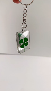 Panduan Membeli Aksesoris Kunci Desain Unik: Gantungan Kunci Resin Transparan Clover Leaf
