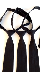 Dasi Hitam Polos Bahan Famatex Tebal Untuk Formal Kerja Sekolah dan Wisuda