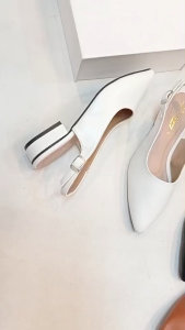 Richery Shoes รุ่นยอดนิยม พร้อมส่ง (CY9901) รองเท้าแฟชั่น ส้นเตี้ย 1 นิ้ว หัวแหลม สายคาดหลัง รัดส้น รองเท้าทำงาน ฝีมือคนไทย