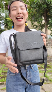 กระเป๋าสะพายข้างผู้ชาย ทรงเก๋ หนังจิงโจ้ มีหลายช่อง พร้อมส่งจากไทย0644#