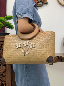 กระเป๋ากระจูดสาน กระเป๋าถือ  งานแฮนด์เมด ส่งตรงจาก แหล่งผลิต กระเป๋าบุผ้า ขนาดฐาน12นิ้ว สุง 8 นิ้ว ซับซิป ของฝากของขวัญ