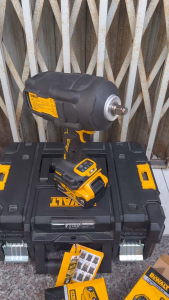 Máy siết bu lông pin 1/2 inch SIẾT 1.626 Nm không chổi than DEWALT DCF961M2