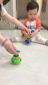 Con quay phát sáng có nhạc cho bé