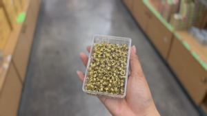 ตาไก่ ตาไก่อลูมิเนียม ตาไก่ทองเหลือง เส้นผ่าศูนย์กลางขนาด 0.5 ซม. ราคา/กล่อง (บรรจุ 500 ตัว) | คลังกระดาษ