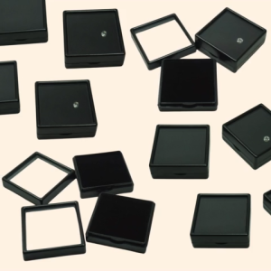 กล่องพลาสติกใส่พลอย เพชร เข็มกลัด ฝาเป็นแบบกระจกใส เก็บเครื่องประดับ ขนาด2.5x2.5 นิ้วหรือ5.5x5.5 CM.(1ชิ้น) พร้อมส่ง