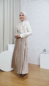 Rok Plisket Bludru Wanita Rebertus Daira: Pilihan Elegan untuk Acara Formal