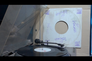 1 แผ่นเสียง 12นิ้ว J08 ไอศูนย์ ไม่ขวางทางใคร แผ่นVG++ริ้วรอยบาง เสียงรบกวนน้อยนิดไม่มีรอยลึก แผ่นล้างทำความสะอาดแล้ว ปกแจกบริษัทVG+มีตำหนิขอบนิดหน่อย ขอบไม่ขาด สันไม่ทะลุ