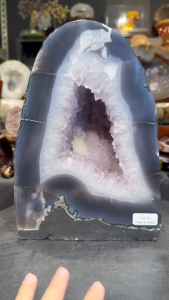 nice agate amethyst geode with calcite and abit rutilated 五行“金” 💯天然玛瑙紫晶洞 3cm 厚体玛瑙 顶部玛瑙带有方解石共生 洞里也带有一颗方解石 紫晶体透亮 带有小钛晶体共生 (如定制实木底座另加RM60) 高(Height): 26.5cm 宽(Width): 18x13.5cm 洞深(Hole): 6.5cm 重(Weight): 8.8kg