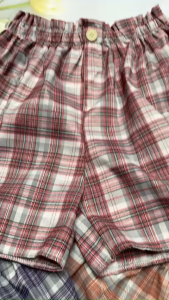 Quần đùi nữ cỡ 40kg đến 45kg vải caro mềm không giãn gắn 1 nút QU25