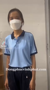 Áo Thun Thể Dục Cổ Bẻ Màu Xanh 3 Sọc Vai Vải Đep Chất Lượng Cho Học Sinh Nam Nữ Cấp 2 Cấp 3 - Hình thật