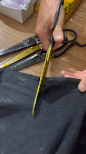 Kéo cắt vải sinh từ VÀNG ĐEN tay co tay duỗi chất liệu thép nhíp dùng để cắt vải trong ngành may mặc