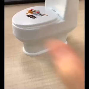 Toilet phụt nước - đồ chơi troll bạn bè mới nhất 2024