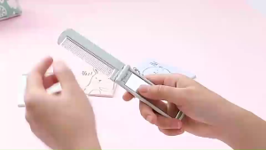 Lược kèm gương tiện lợi gọn nhẹ khi mang theo sử dụng.
