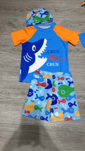 Đồ bơi bé trai 2 mảnh áo ngắn tay phủ bụng quần đùi có size từ 20kg đến 46kg chất liệu thun lạnh BINSPORTS BB092