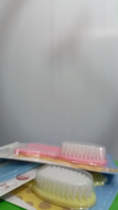 ชูดหวีสำหรับดูแลหนังศีรษะของเด็ก ขนนู่ม สำหรับเด็กแรกเกิด ผิวนูม อ่อนโยน ทำความสะอาดง่าย - ราคาเสริมสวยสุขภาพดี