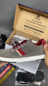 Sepatu Pria Suede Sintetis Premium Abu Kombinasi Maroon Arya