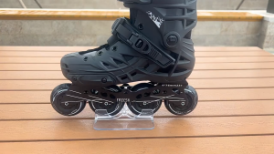 Display Sepatu Roda Stand Berdiri Sepatu Roda Akrilik