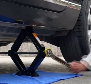 แม่แรงรถยนต์ 1.5T แม่แรงรถเก๋ง แม่แรงแบบหมูนกระชับ 1.5ตัน แม่แรงยกรถ แม่แรงรถ แม่แรงแบบมีมือจับ แม่แรงแม่แรงแบบมือหมูนกระชับ พร้อมด้ามสีลม กระบวนการใช้งานเพียง 10 วัน