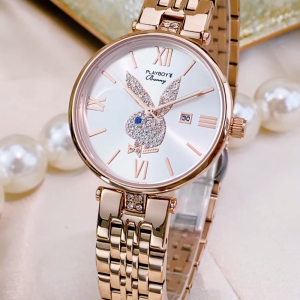 PLAYBOY 【ของแท้ 100%】2025 ใหม่แท้นาฬิกาผู้หญิงกันน้ำหรูหราแฟชั่นปฏิทินนาฬิกาควอทซ์สีโรสโกลด์หน้าปัดสแตนเลสนาฬิกาลำลองพร้อมสร้อยข้อมือผู้หญิงฟรี