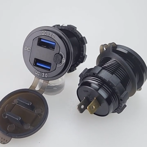 โวลต์มิเตอร์แบบปรับเปลี่ยนพร้อมสวิตช์ จอแสดงผลดิจิตอลกันน้ำ พอร์ต USB คู่ อะลูมิเนียมอัลลอยด์ เครื่องชาร์จในรถยนต์พร้อมการชาร์จเร็ว USB PDQC