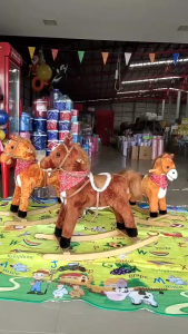 ม้าโยกไม้ ไซส์ L มีเสียงร้องเพลง ปากและหางกระดิกได้ สมจริง ใช้ถ่าน 2 A จำนวน 3 ก้อน วัสดุไม้แข็งแรง เบาะรองนั่งเป็นวัสดุหนัง