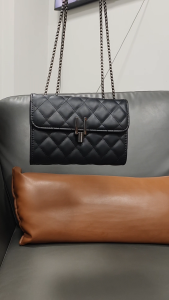 กระเป๋าแฟชั่นสำหรับผู้หญิง กระเป๋าสายโซ่ทรงสี่เหลี่ยมขนมเปียกปูนขนาดเล็กสุดอินเทรนด์