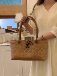 กระเป๋ากระจูดสาน กระเป๋าถือ ขนาดฐาน12นิ้ว สูง8นิ้ว มีซิป มีซับใน กระเป๋าสะพายข้าง ตะกร้าสาน ใส่ของได้เยอะ SWEETYOU