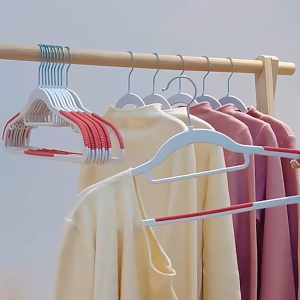 ไม้แขวนเสื้อพลาสติก ไม้แขวนขอบยาง ไม้แขวนเสื้อ Plastic hanger ยกแพ็ค 10ชิ้น กันลื่น ผ้าไม่ปลิวหลุด แขวนเสื้อผ้าผู้ใหญ่ จัดระเบียบตู้ Simple Thailand