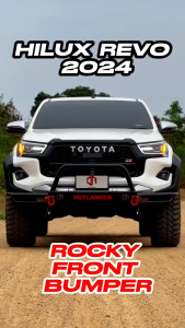 กันชนหน้าร็อกกี้ (Rocky Front bumper) กันชนหน้าเหล็ก OUTLANDER4x4 พร้อมห่วงแดงโอเมก้า 1คู่ ฐานติดตั้งสปอร์ไลท์ กันชนหน้าออฟโรด กันชนเสริมหน้ารถกระบะ