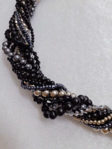 Dây chuyền chuỗi hạt ngọc trai acrylic pha lê xoắn nhiều vòng phong cách đi tiệc nổi bật cho quý cô cá tính