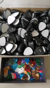 ที่เก็บปิ๊กกีต้าร์ เฉพาะสีดำ มีกาวติด เก็บปิ๊กกีต้าร์ได้หลายชิ้น (ขายคู่ปิ๊ก3ตัว) ร้านไทย ส่งไว