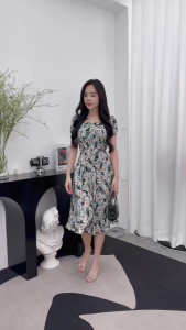 Đầm xòe họa tiết hoa nhí cổ khoét V đính ngọc đính nút tay búp sen có túi Misa - MS0323 (Hình thật shop chụp)