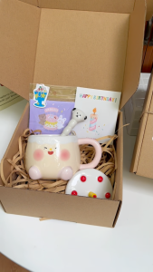 Set quà tặng sinh nhật ly muỗng sứ cùng giftbox và phụ kiện trang trí