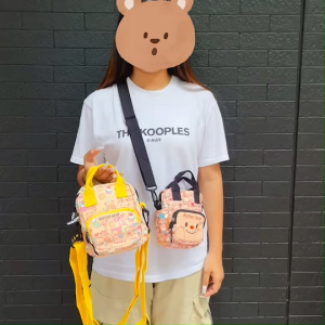 ไม่มีไม่ได้แล้วจ้าา กระเป๋าถือ น้องหมีเนย - ผ้านุ่ม กันน้ำ ทรงตั้ง - มีช่องซิป 2 ช่อง - สายยาวปรับได้ถอดได้ - ขนาด 16×16×6 cm