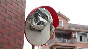 กระจกโค้งจราจร โพลีคาร์บอเนต 45cm/60cm/80cm/100cm อุปกรณ์จราจร แบบมีปีกกันฝน กระจกยุบตัวได้ไม่แตก กระจกนูนกลางแจ้ง มีพลาสติกหุ้มลอกก่อนการใช้งาน