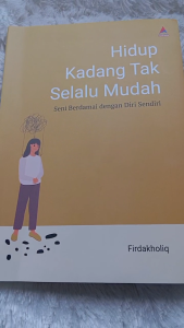 Buku Hidup kadang tak selalu mudah : seni berdamai dengan diri sendiri