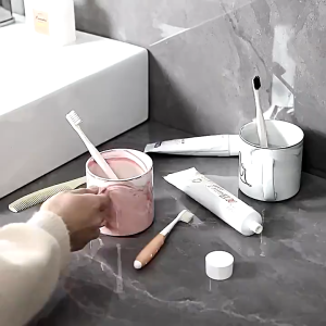 Zeekea Toothbrush Holder with Cups Cover With 3 Slots Toothpaste and Toothbrush Organizer Toothbrush Holder Stand