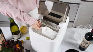 Ice Makers CountertopProtable Ice Maker Machine with Self-Cleaning9 Ice Cubes/8 Mins Ice Scoop and Basket for Home/Kitchen/Office/Party-Black