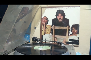 1 แผ่นเสียง 12นิ้ว m30 DAWNS HE DONT LOVE YOU แผ่นVG++ริ้วรอยบาง เสียงรบกวนน้อยนิดไม่มีรอยลึก แผ่นล้างทำความสะอาดแล้ว ปกVG+มีตำหนิขอบนิดหน่อย ขอบไม่ขาด สันไม่ทะลุ