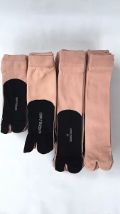 Kaos Kaki Jempol Muslim Wanita Dewasa Bahan Nilon Tebal Cream Polos Tapak Hitam Ukuran SML