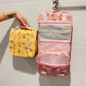 🌼 กระเป๋าใส่ของ มีที่หิ้วและแขวน ลายน้องน้ำตารื้น แขวนในห้องน้ำ งานผ้าร่ม กันน้ำ ขนาดหลังกาง 25×20×9 นิ้ว ขนาดหลังพับ 9×9.5 นิ้ว