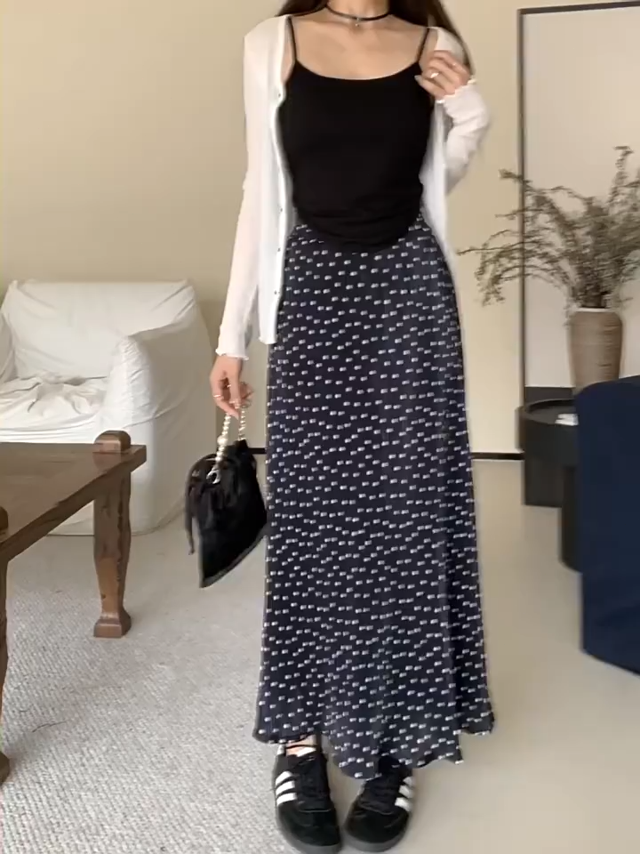 YODO(2002) กระโปรงยาวลายจุด สีขาว ดำ เอวสูงดูผอม กระโปรงนางเงือกคลุมสะโพก มีซับใน สไตล์อ่อนโยน