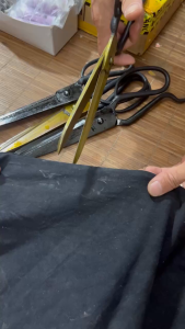 Kéo cắt vải sinh từ VÀNG ĐEN tay co tay duỗi siêu sắc bén tiện lợi dùng để cắt vải trong ngành may mặc