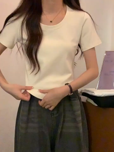 Korean Dress💟เสื้อยืดทรงเข้ารูป🎈ฤดูร้อนปี 2024 การออกแบบที่ไม่ซ้ำใครสีทึบแขนสั้นคอ U ร้อนและเซ็กซี่