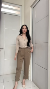 KLEOVA | Jean Celana Wanita Bahan Kain - Ankle Pants Trousers - Kantor Formal & Casual\\n\\n Mengenal KLEOVA Jean Celana Wanita\\n\\nJean celana panjang wanita merupakan salah satu koleksi dari KLEOVA. Bagi Anda yang mencari celana khususnya yang suka memakai jenis ankle pants, Jean Pants adalah pilihan yang terbaik.\\n\\n Keunggulan Jean Angkle Pants Wanita\\n\\nJean angkle pants wanita memiliki beberapa keunggulan, antara lain:\\n\\n- Real Pict 100% (karena semua model difoto langsung oleh tim kreatif kami)\\n- Garansi Kualitas dan Kepuasan\\n\\n Warna & Bahan\\n\\nWarna yang tersedia untuk celana ini antara lain: hitam, abu-abu, taupe, kopi, dan espresso. Bahan yang digunakan adalah polyester premium.\\n\\n Ukuran & Spesifikasi\\n\\nS-M (Berat badan 40-55 kg)\\n- Lingkar pinggang: 60 cm hingga 85 cm (ada karet di belakang)\\n- Lingkar paha: 58 cm\\n- Lingkar kaki: 36 cm\\n- Panjang celana: 92 cm\\n\\nL-XL (Berat badan 60-75 kg)\\n- Lingkar pinggang: 74 cm hingga 112 cm (ada karet di belakang)\\n- Lingkar paha: 68 cm\\n- Lingkar kaki: 37 cm\\n- Panjang celana: 92 cm\\n\\n Cara Memilih Celana Ankle Pants yang Tepat\\n\\nBerikut adalah beberapa pertimbangan dalam memilih celana ankle pants yang tepat:\\n\\n Pertimbangkan Bentuk Tubuh\\n\\nBentuk tubuh Anda akan mempengaruhi pilihan celana yang pas. Misalnya, jika Anda memiliki pinggang yang lebih besar, pilih celana dengan lingkar pinggang yang lebih lebar.\\n\\n Sesuaikan dengan Acara\\n\\nCelana ankle pants cocok digunakan untuk berbagai acara, baik formal maupun casual. Pastikan Anda memilih celana yang sesuai dengan acara yang akan Anda hadiri.\\n\\n Perhatikan Kualitas Material\\n\\nKualitas material adalah faktor penting dalam memilih celana. Pastikan Anda memilih celana dengan bahan yang nyaman dan awet.\\n\\n Manfaat Celana Ankle Pants bagi Wanita\\n\\nCelana ankle pants memiliki beberapa manfaat bagi wanita, antara lain:\\n\\n Fleksibilitas dalam Berpakaian\\n\\nCelana ankle pants dapat dipadukan dengan berbagai jenis pakaian, baik formal maupun casual. Ini memberikan fleksibilitas dalam berpakaian.\\n\\n Komfortabilitas dalam Aktivitas\\n\\nCelana ankle pants nyaman dipakai saat melakukan berbagai aktivitas sehari-hari. Hal ini membuat celana ini menjadi pilihan yang tepat bagi wanita yang aktif.\\n\\n Penampilan Profesional & Casual\\n\\nCelana ankle pants dapat digunakan untuk berbagai kesempatan, baik formal maupun casual. Ini membuat celana ini menjadi pilihan yang tepat bagi wanita yang ingin tampil profesional dan casual.\n}
