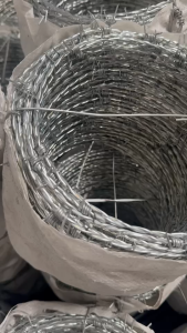 ลวดหนาม(คุ้มlสุด!!)ล้อมรั้ว ลวดหนามรั้ว รั้วลวดหนาม ลวดหนามทำรั้ว ชุบกัลวาไนซ์(อายุการใช้งานนานนับ 10ปี) ยาว100เมตร/ยาว 200 เมตร #16 #17 ลวดหนามราคาถูก