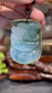burma jadeite rabbit pendant💯天然缅甸翡翠玉石冰种白底飘绿 背部保留原皮 ➡️💰金钱玉兔🐰 透光特美 高: 5.5cm 宽: 4cm 厚度: 1.3cm 重: 63g