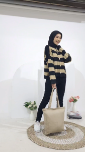 Totebag Kanvas Twill Polos: Custom Sablon Logo & Teks\\n\\n Pengertian Totebag Kanvas Twill Polos\\n\\nTotebag kanvas twill polos adalah tas belanja yang terbuat dari bahan kanvas twill berkualitas tinggi, yang biasanya berwarna polos. Tas ini memiliki desain sederhana dan minimalis, yang membuatnya mudah dikustomisasi dengan sablon logo atau teks sesuai keinginan Anda.\\n\\n Perbedaan antara Totebag Custom Sablon Logo & Totebag Desain Polos\\n\\nPerbedaan utama antara totebag custom sablon logo dan totebag desain polos adalah pada desain dan fungsi. Totebag custom sablon logo memiliki logo atau teks yang dicetak secara khusus pada totebag, sementara totebag desain polos tidak memiliki desain tambahan apa pun. Totebag custom sablon logo sering digunakan sebagai merchandise perusahaan atau organisasi, sementara totebag desain polos lebih cocok untuk penggunaan pribadi atau sebagai hadiah.\\n\\n Manfaat Menggunakan Totebag Bahan Kanvas\\n\\nMenggunakan totebag bahan kanvas memiliki beberapa manfaat, di antaranya:\\n\\n- Durable: Bahan kanvas twill sangat tahan lama dan dapat bertahan lama meskipun sering digunakan.\\n- Ramah Lingkungan: Menggunakan totebag kanvas dapat membantu mengurangi penggunaan plastik sekali pakai dan mendukung gaya hidup ramah lingkungan.\\n- Stylish: Totebag kanvas twill polos dapat dikustomisasi dengan berbagai desain dan warna, sehingga dapat menyesuaikan dengan selera dan gaya Anda.\\n\\n Pilihan Totebag untuk Wanita & Pria\\n\\nAda banyak pilihan totebag kanvas twill polos yang cocok untuk wanita dan pria. Berikut ini adalah beberapa desain yang dapat dipilih:\\n\\n Desain Totebag untuk Wanita\\n\\n- Warna-warna pastel seperti pink, ungu, dan hijau muda.\\n- Desain dengan hiasan berbentuk bunga atau motif lainnya.\\n- Ukuran yang lebih kecil dan praktis untuk membawa barang-barang sehari-hari.\\n\\n Desain Totebag untuk Pria\\n\\n- Warna-warna netral seperti hitam, abu-abu, dan coklat.\\n- Desain sederhana tanpa hiasan tambahan.\\n- Ukuran yang lebih besar untuk membawa barang-barang sehari-hari.\\n\\n Cara Menggunakan Totebag Kanvas Twill Polos\\n\\n Tips Menggunakan Totebag Custom Sablon Logo\\n\\nBerikut ini adalah beberapa tips menggunakan totebag custom sablon logo:\\n\\n- Pastikan desain dan warna logo sesuai dengan merek atau organisasi Anda.\\n- Gunakan totebag sebagai merchandise perusahaan atau organisasi untuk meningkatkan brand awareness.\\n- Jangan lupa untuk mencantumkan informasi kontak perusahaan atau organisasi pada totebag.\\n\\n Cara Merawat Totebag Kanvas Twill Polos\\n\\nBerikut ini adalah beberapa cara merawat totebag kanvas twill polos:\\n\\n- Jangan mencuci totebag terlalu sering karena dapat merusak bahan kanvas twill.\\n- Jika totebag kotor, bersihkan dengan lap basah dan sabun cair.\\n- Jangan menjemur totebag di bawah sinar matahari langsung karena dapat merusak warna dan tekstur bahan kanvas twill.\\n\\nDengan memahami pengertian, manfaat, pilihan desain, dan cara merawat totebag kanvas twill polos, Anda dapat memilih dan menggunakan totebag yang tepat untuk kebutuhan Anda. Selamat berbelanja!\n}